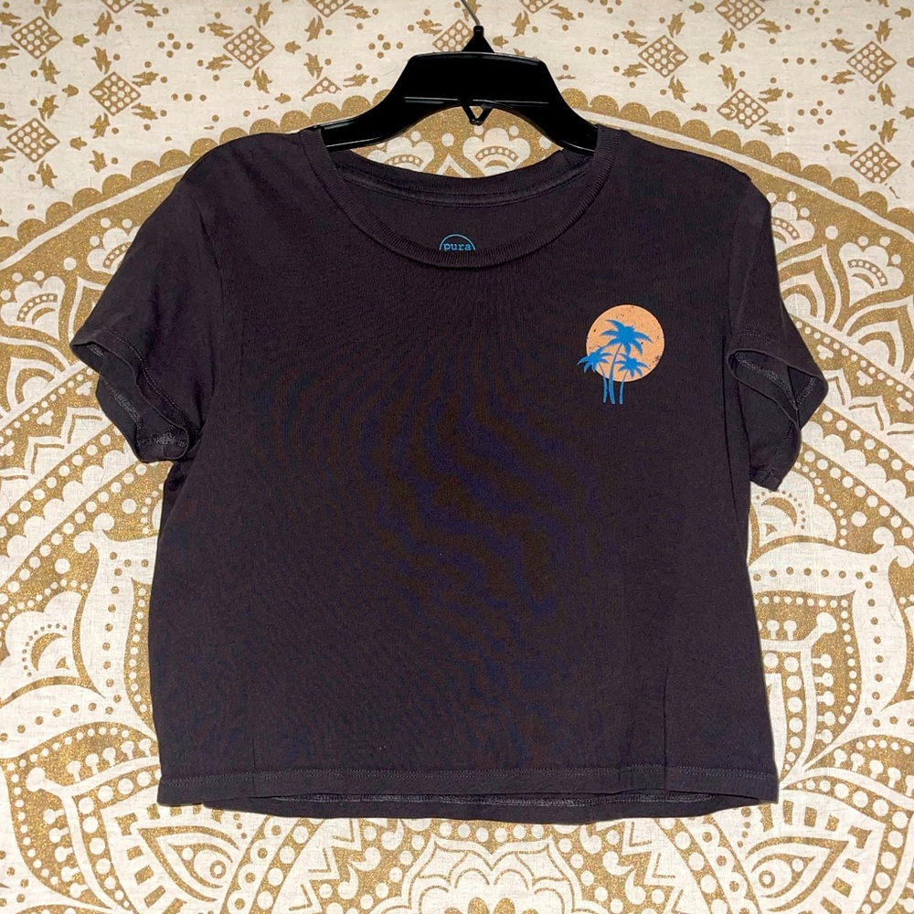 “PURA VIDA” LADIES CROPPED BLACK SHORT SLEEVED TEE WITH PALM TREE, SIZE XS